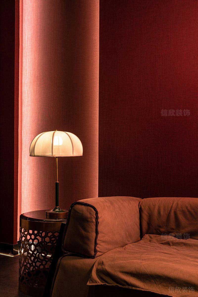 紅色墻面的沙發(fā)背景