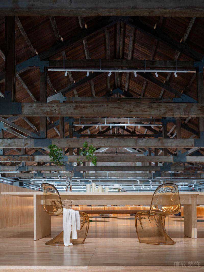 舊廠房改造的原木色高檔辦公區(qū)