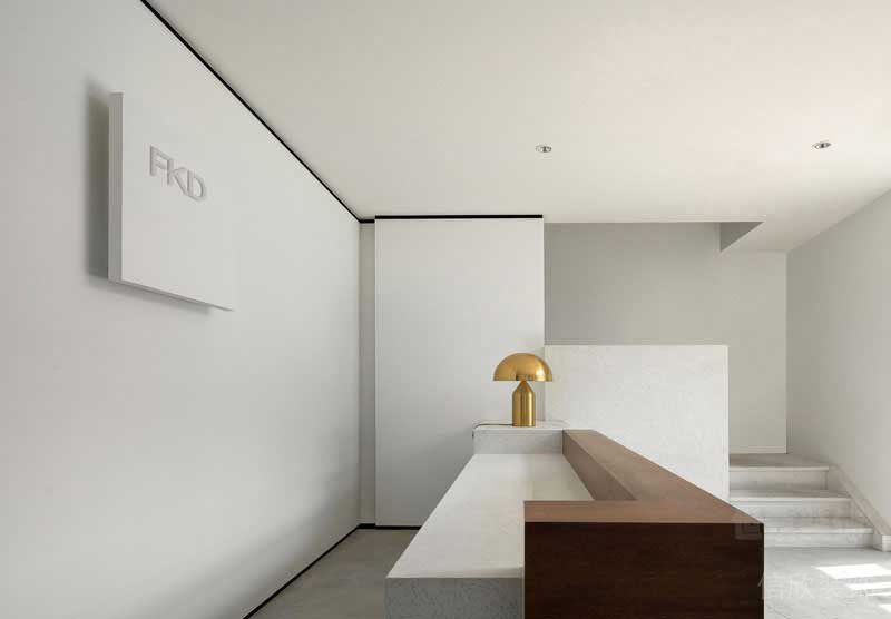 極簡(jiǎn)風(fēng)格辦公室服務(wù)臺(tái)實(shí)景圖