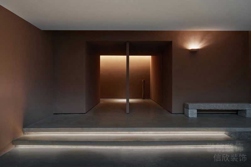 極簡風格展廳空間入口處臺階