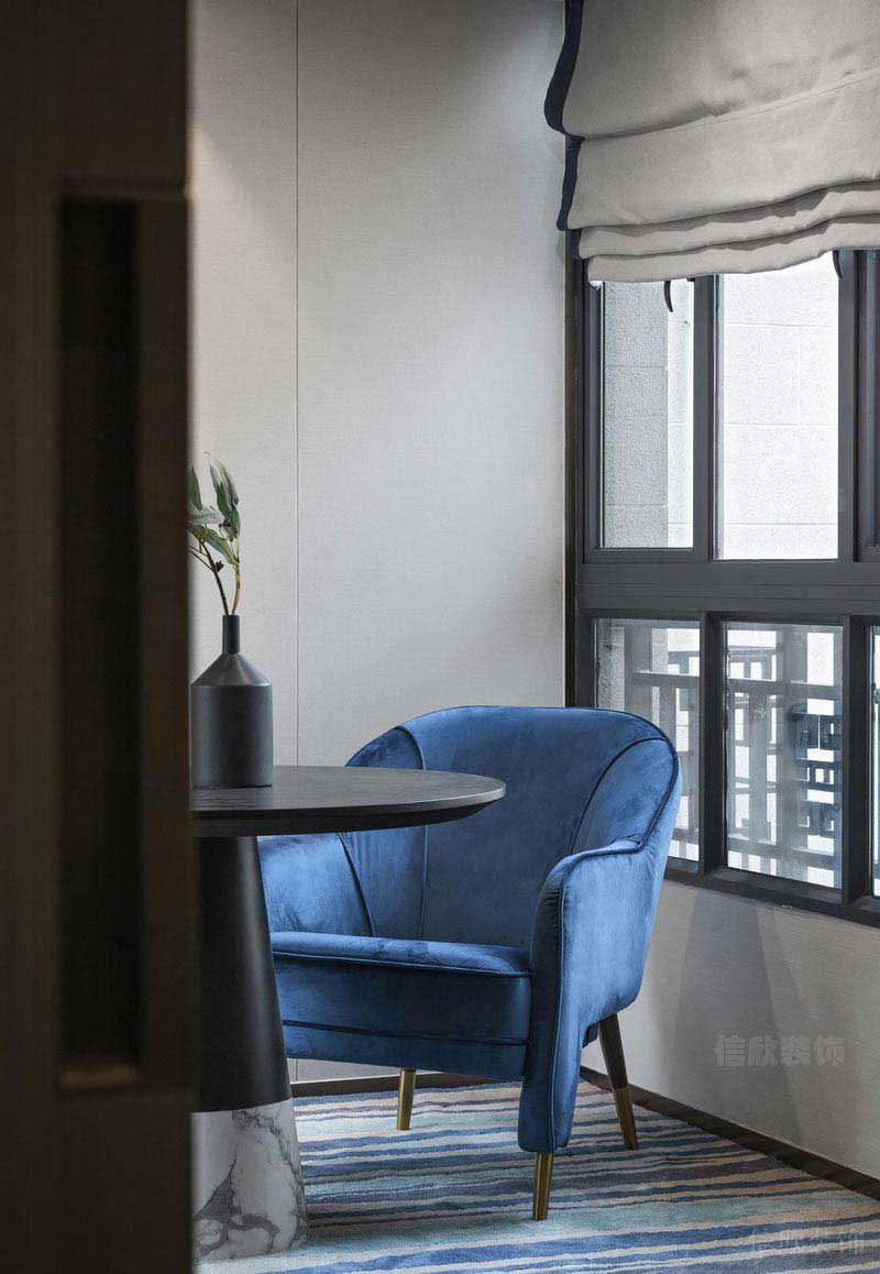 藍色絨布質感的單人沙發(fā)