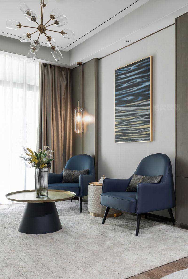 藍(lán)色沙發(fā)和金屬的茶幾