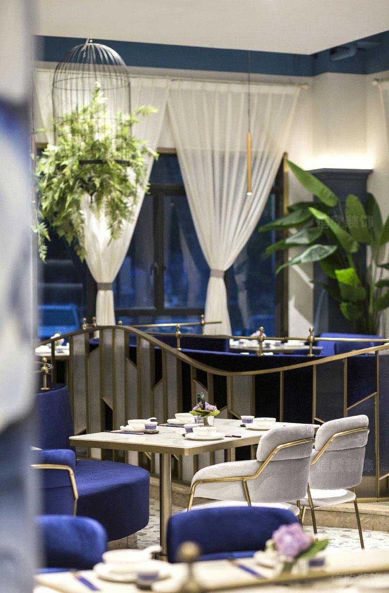 藍(lán)色為主調(diào)的餐廳設(shè)計(jì)效果