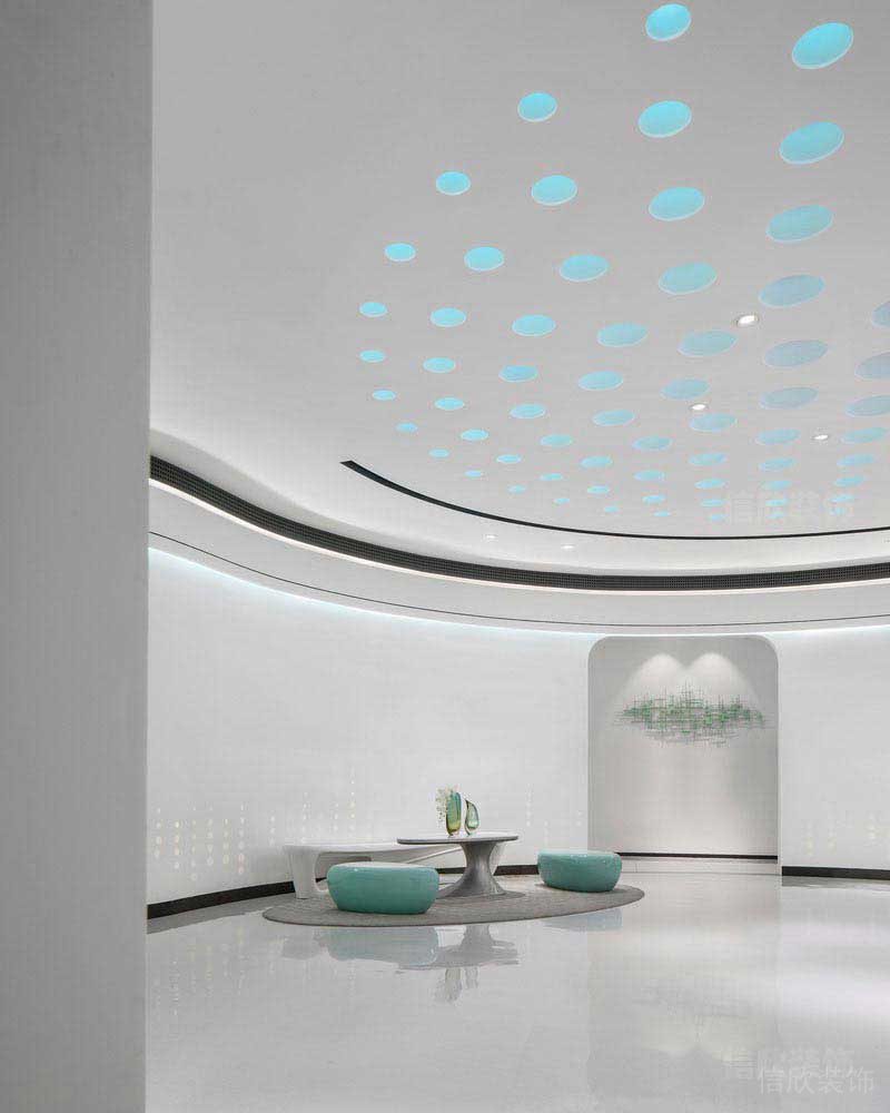 美容機構藝術頂面白色墻面休息區(qū)效果圖