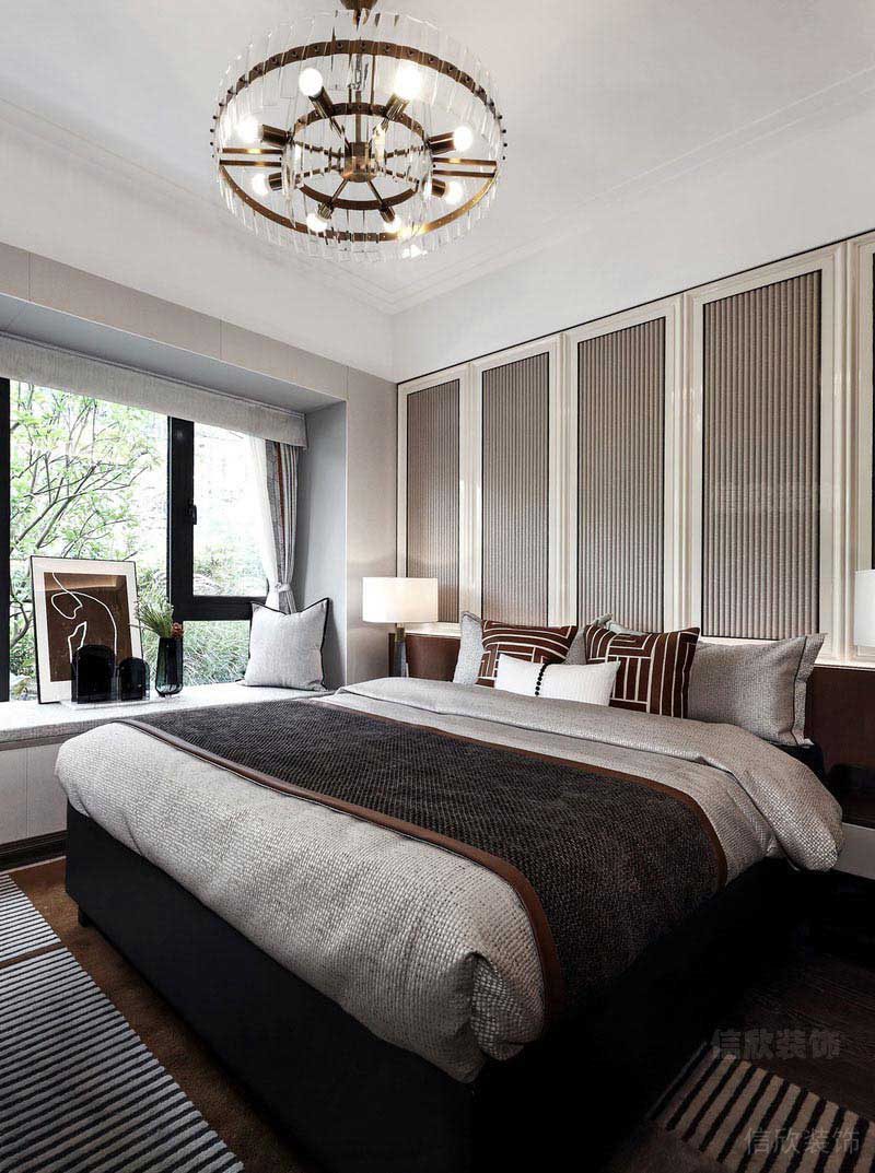 歐式條狀的床頭背景墻