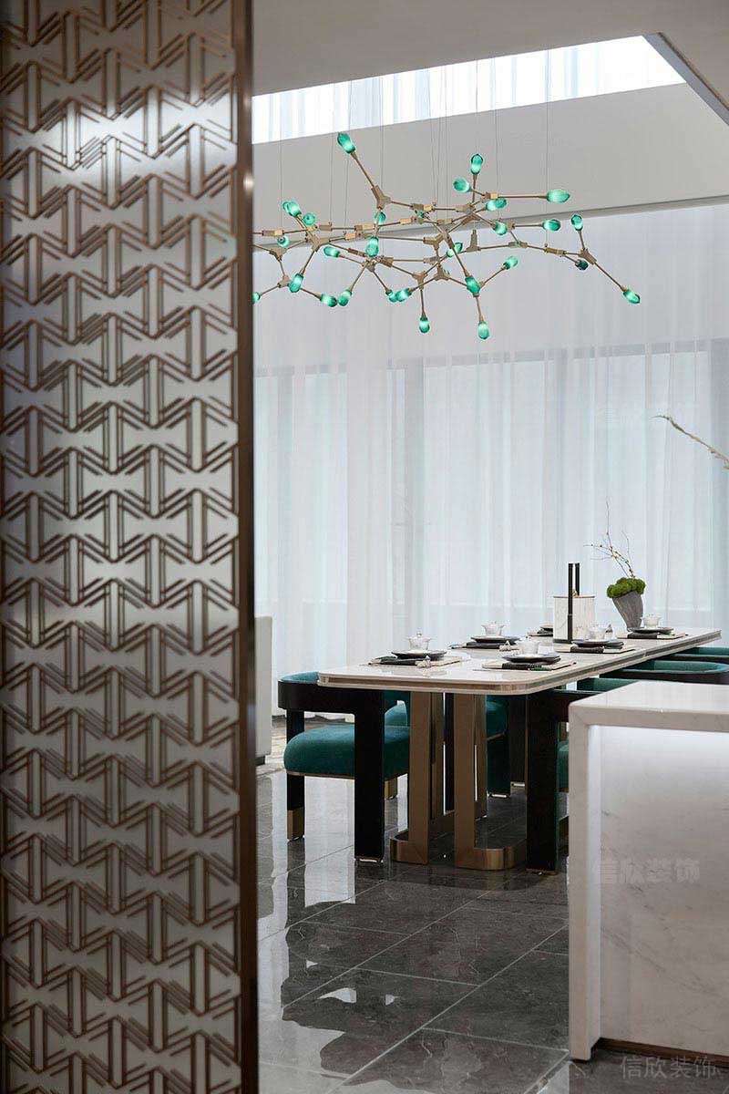 輕奢風(fēng)格餐廳帶金屬隔斷的設(shè)計方案