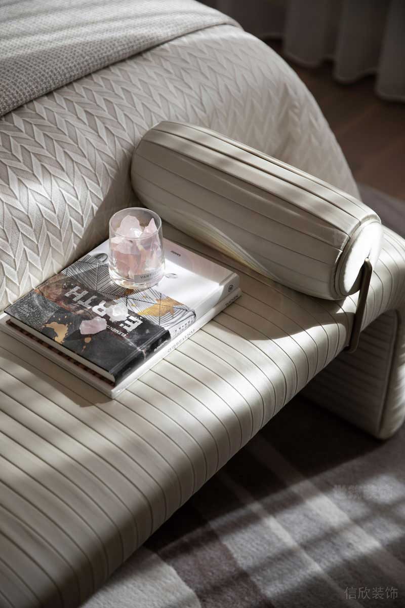 輕奢風(fēng)格家居主人房床尾凳