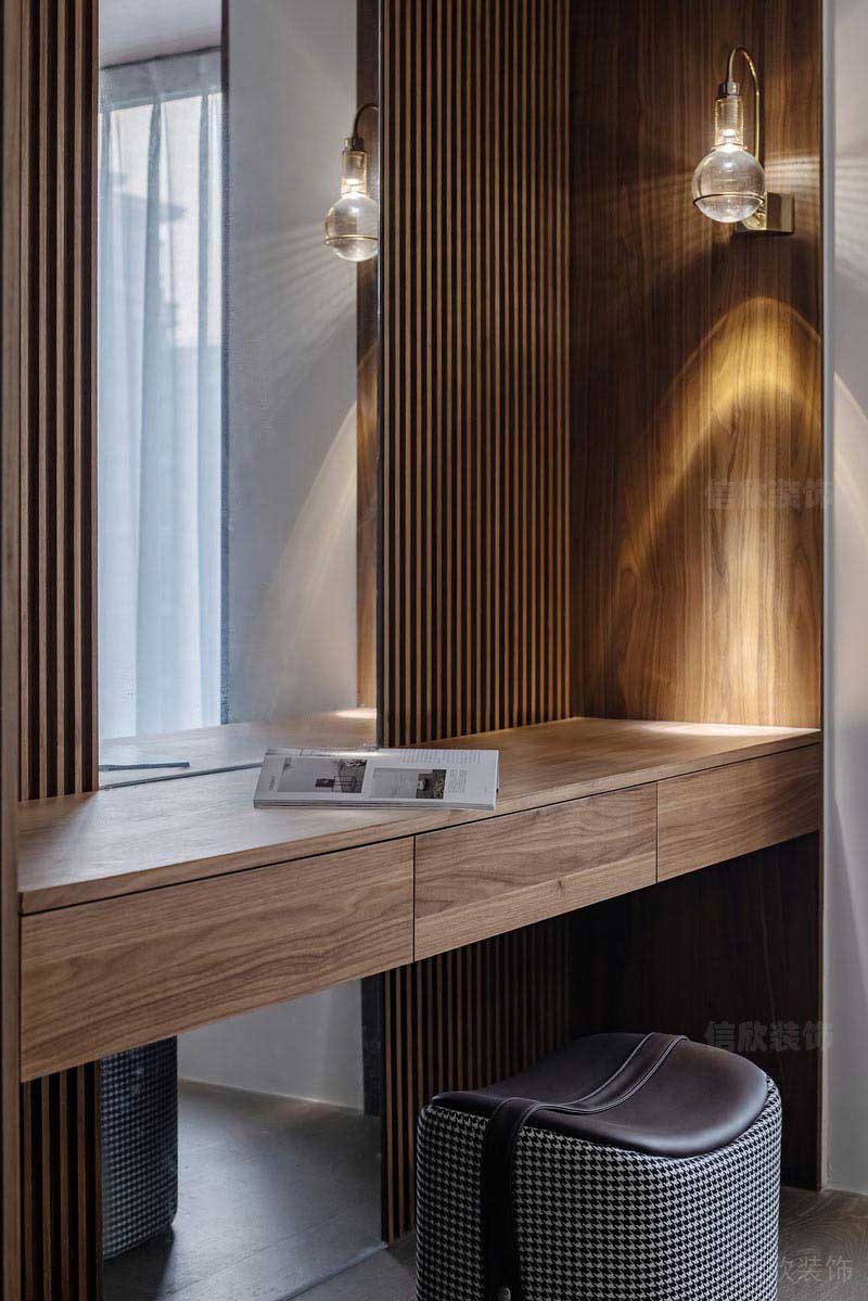 深色原木質(zhì)感的梳妝臺(tái)