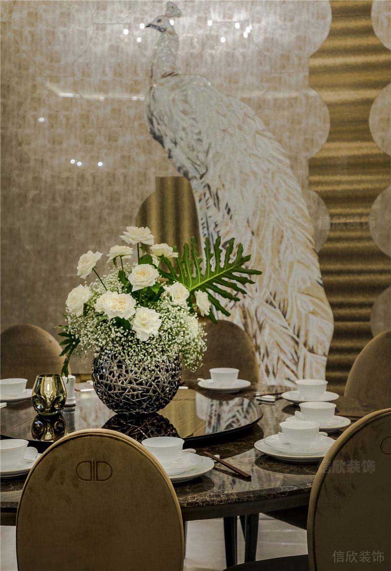 深色圓形石材餐桌的設(shè)計(jì)