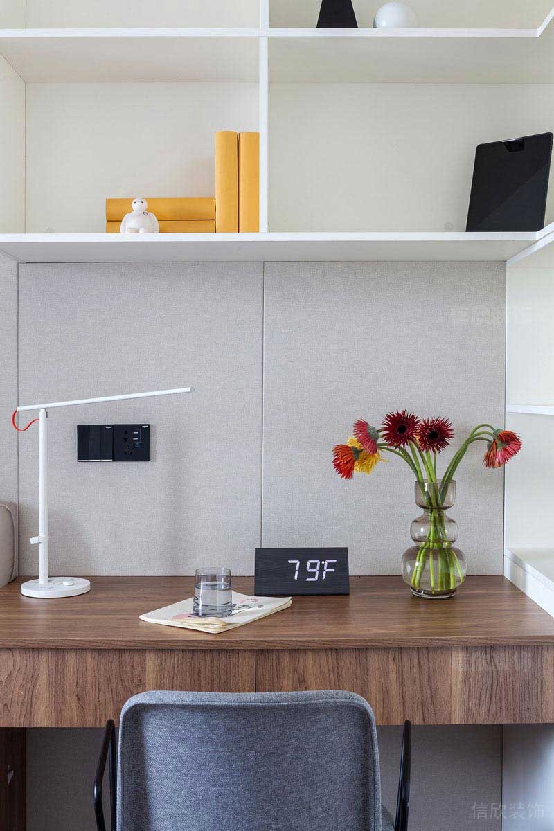 書(shū)桌前的白色書(shū)柜設(shè)計(jì)