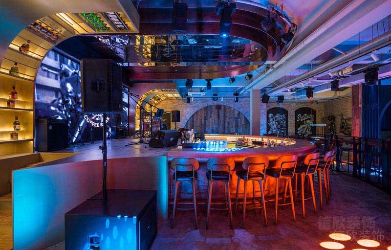 酒吧舞臺(tái)前的弧形擺臺(tái)設(shè)計(jì)效果