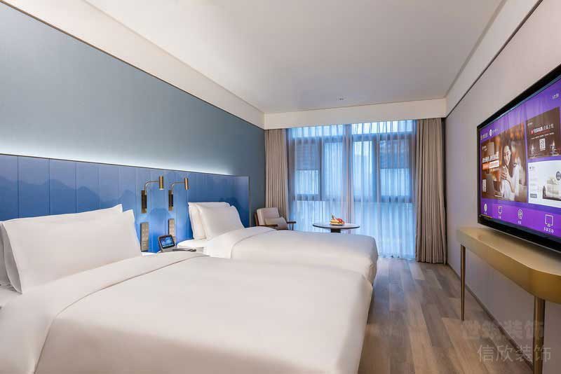 現(xiàn)代北歐風(fēng)酒店主題客房藍(lán)色背景墻