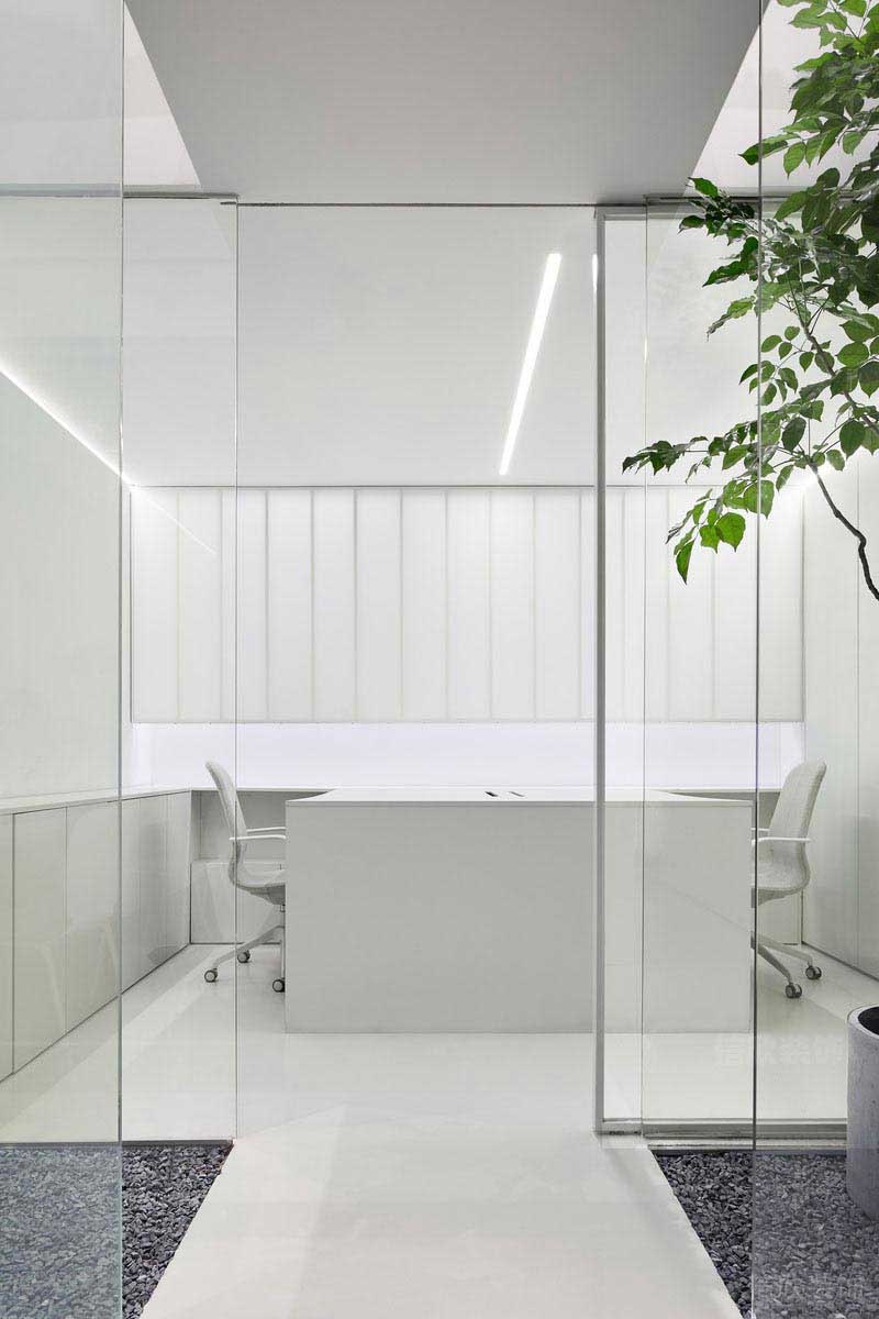現(xiàn)代純白風辦公室玻璃隔斷