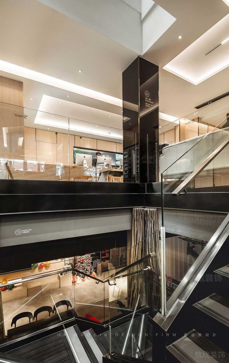 現(xiàn)代風格辦公空間樓梯嵌入式玻璃扶手