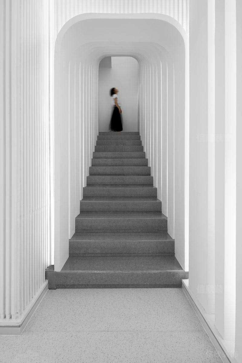 現(xiàn)代風格辦公室純白樓梯臺階