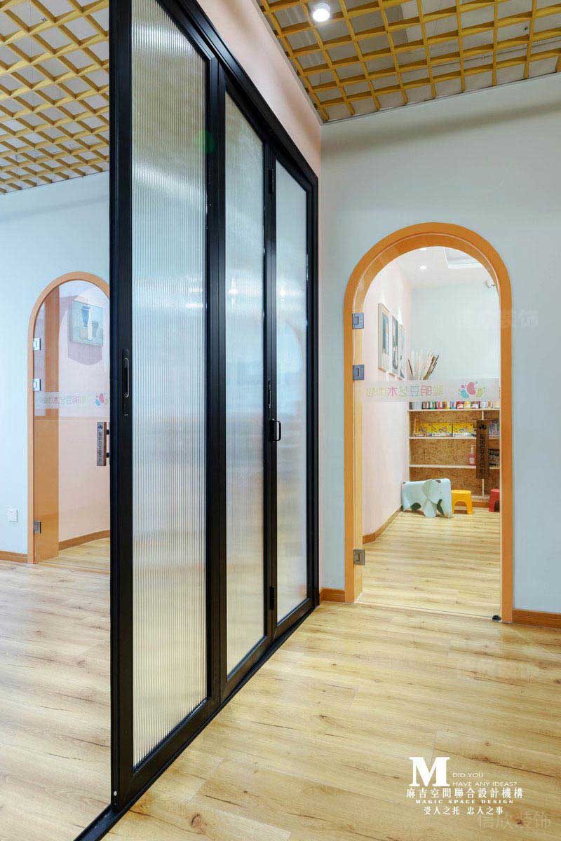 現(xiàn)代風(fēng)格幼兒園的拱門設(shè)計(jì)效果圖