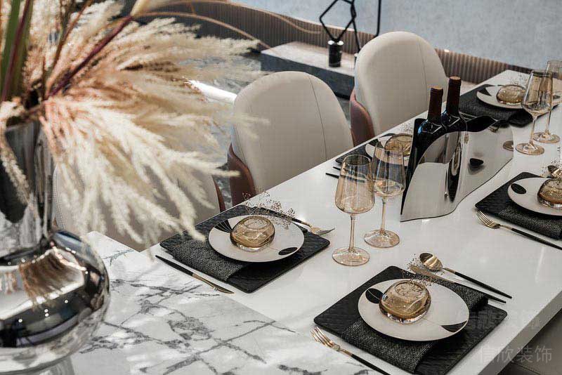 現(xiàn)代風格家居餐桌餐具