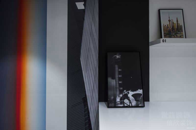 現(xiàn)代風格家居客廳落地藝術畫