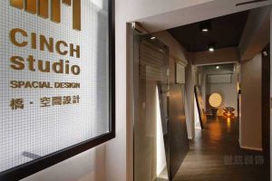 現(xiàn)代風(fēng)格設(shè)計師辦公空間過道招牌