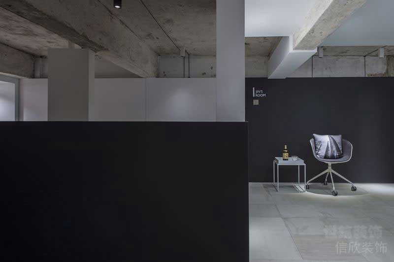 現(xiàn)代工業(yè)風辦公室一角實景圖