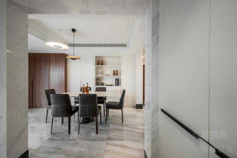 現(xiàn)代簡(jiǎn)約風(fēng)家居餐廳深色餐椅