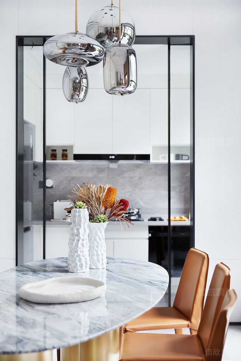 現(xiàn)代輕奢風(fēng)餐廳愛馬仕橙餐椅