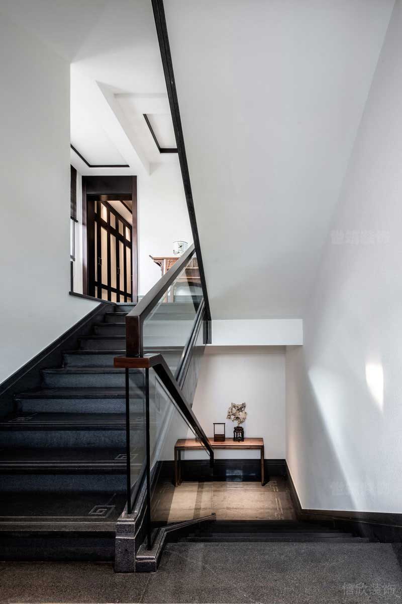 現(xiàn)代中式風(fēng)樓梯過(guò)道玻璃扶手