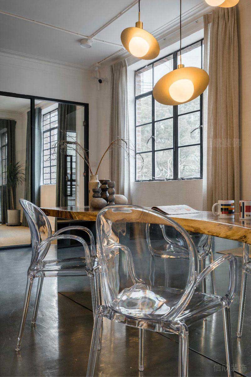 新居別墅現(xiàn)代簡約風(fēng)透明塑料椅效果圖