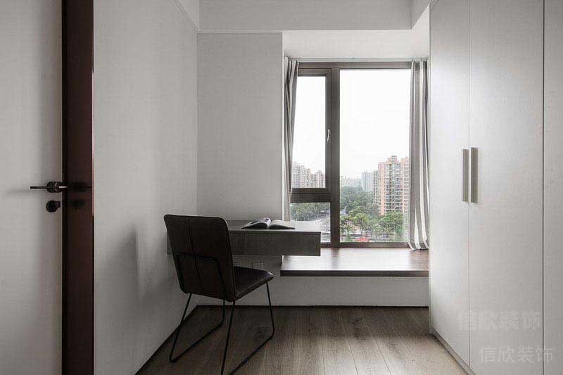 新居現(xiàn)代簡約風(fēng)陽臺書桌效果圖