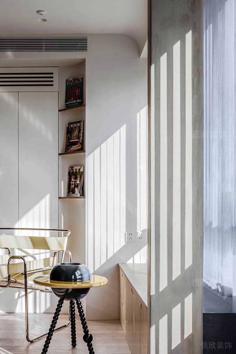 新居現(xiàn)代簡約風(fēng)陽臺鐵藝桌椅效果圖