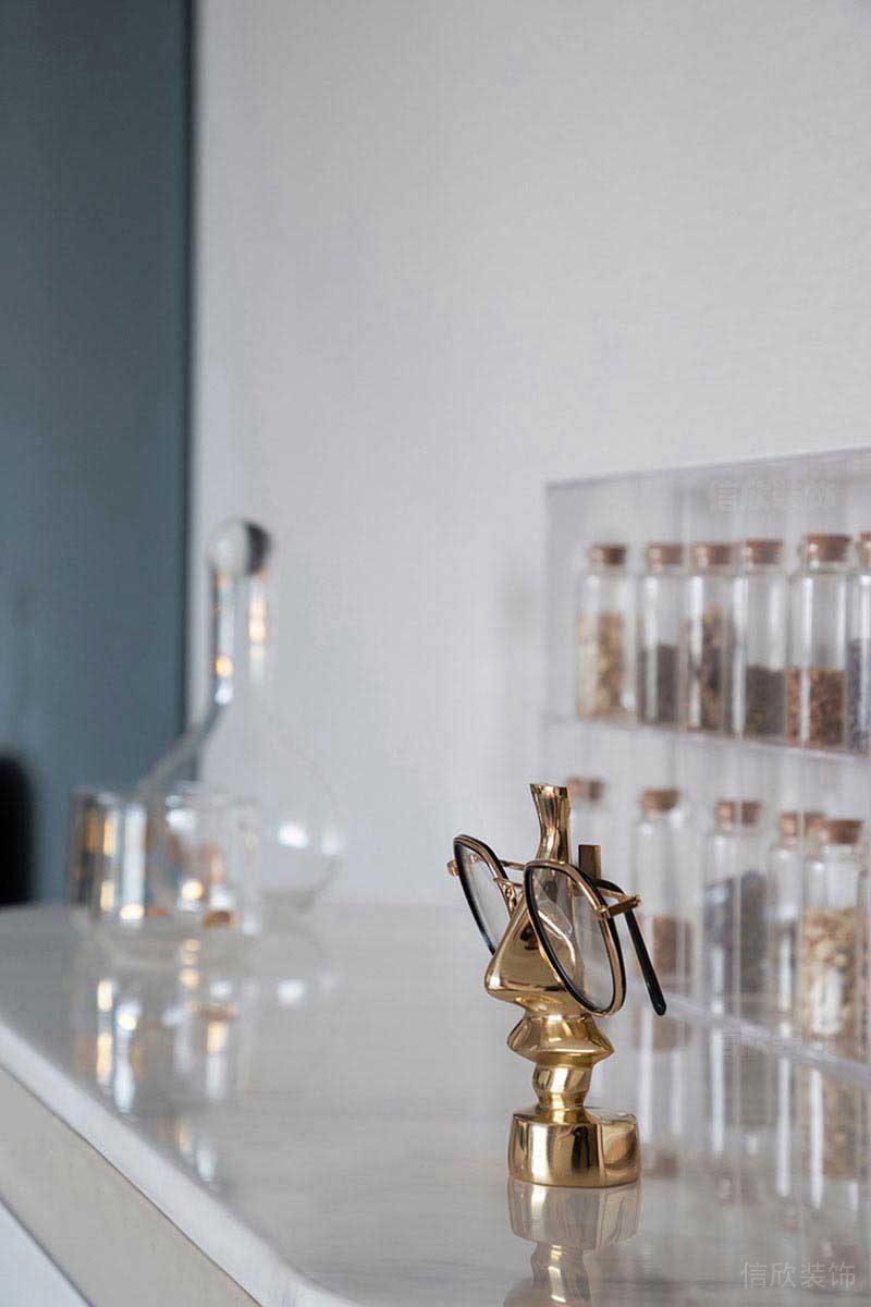 新居現(xiàn)代輕奢風(fēng)小金人玻璃瓶裝飾效果圖