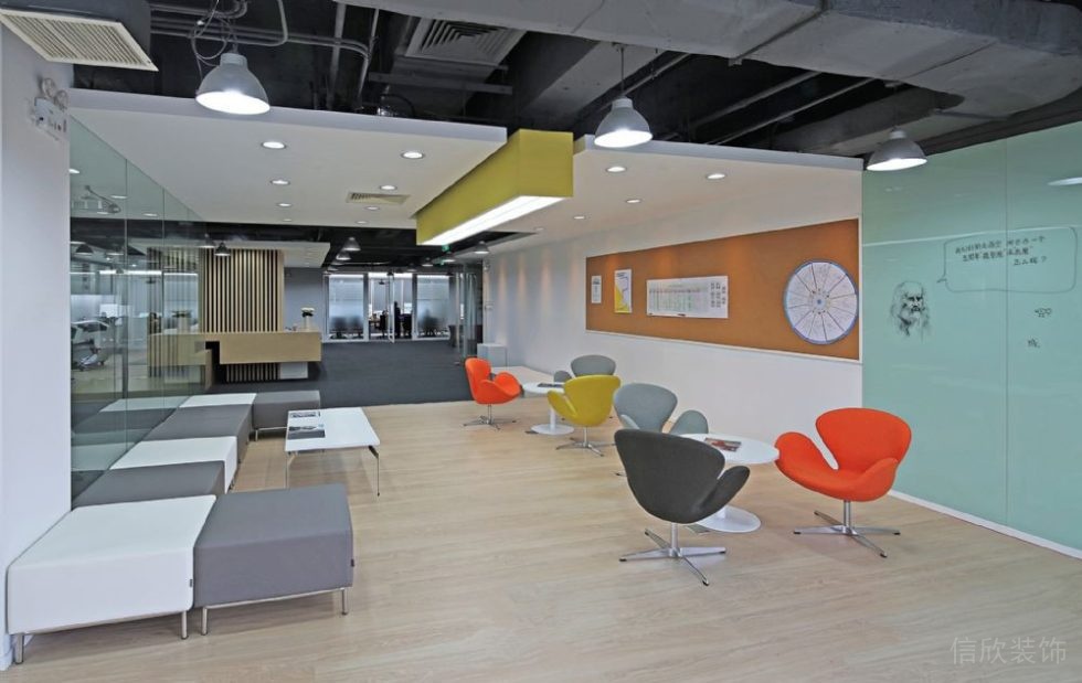 辦公室洽談區(qū)裝修色彩各異的休閑椅