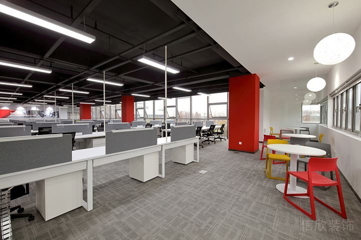 公共辦公區(qū)橙色的柱子裝修效果圖