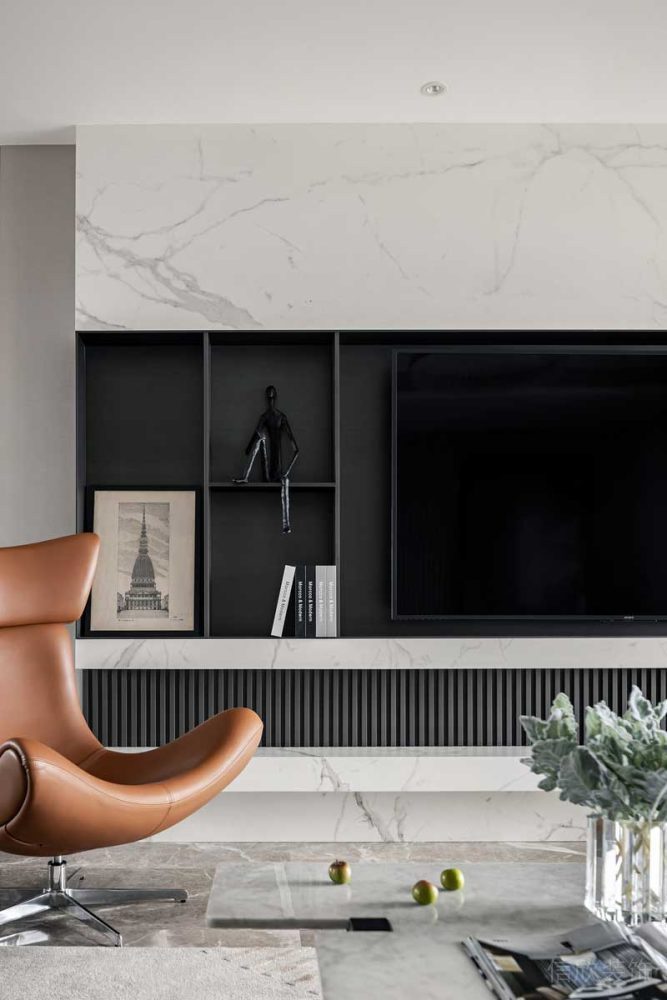 黑白色調(diào)大理石半墻設(shè)計內(nèi)嵌式儲物柜展示裝飾區(qū)域大理石皮革沙發(fā)。