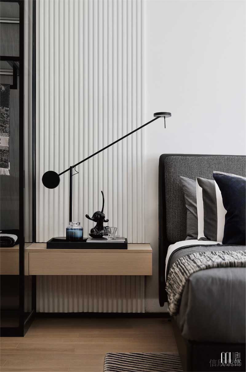 還原空間的本質(zhì)，減少不必要的物件，純白的基調(diào)中卻潛藏著無(wú)限生機(jī),光與水的主題掛畫(huà)是臥室起居的生活映射，弱對(duì)比色調(diào)賦予歸巢從容而安的感受。