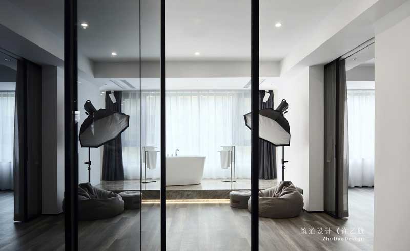 書房和臥室之間黑色玻璃隔斷