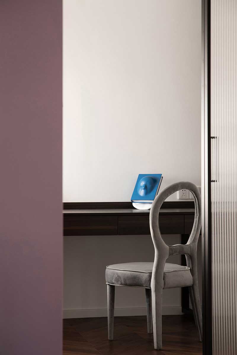 搭配造型個性、有質(zhì)感的軟裝，勾勒出一派舒適優(yōu)雅的氣質(zhì)，仿佛只要進入空間，便能屏蔽喧囂，安心享受居家時光。