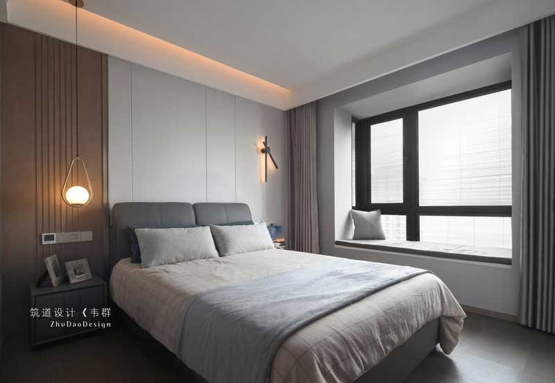 長輩房床頭背景墻以線條間隔抒發(fā)空間情緒，適親膚的床品、簡單大方的裝飾，讓人在簡凈素雅中安享生活之美。