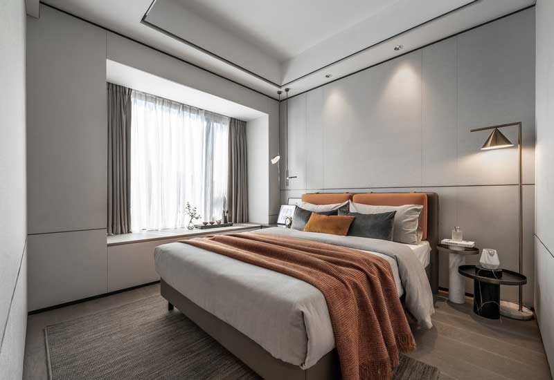 臥室的柔和色調(diào)倍感愜意、舒適簡約 前景墻的高級(jí)灰搭配溫潤素雅的地板， 融合軟裝中高級(jí)的色彩搭配精致點(diǎn)綴 干凈沉穩(wěn)的造型、細(xì)節(jié)完美的體現(xiàn)， 將新中式的調(diào)性發(fā)揮的恰到好處 
