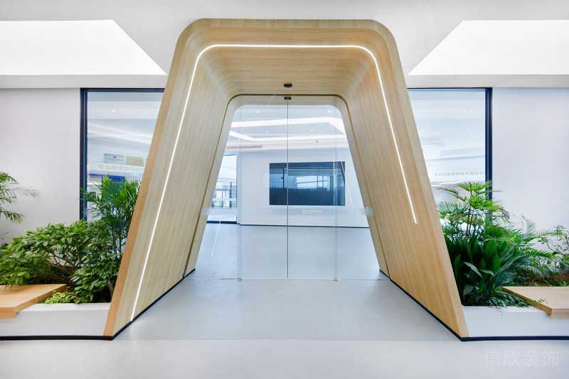 深圳龍華現(xiàn)代風(fēng)格大型辦公室裝修設(shè)計原木門洞