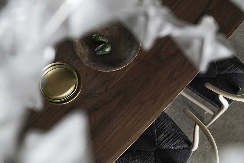 Slamp·Clizia吊燈垂下白色的星朵，優(yōu)雅輕盈，營造出一種純潔的白色夢(mèng)幻。