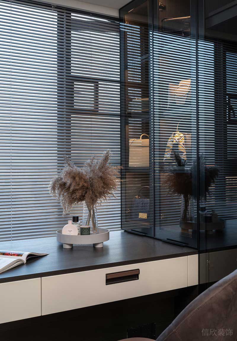 深圳龍崗北歐輕奢風(fēng)家庭新房裝修設(shè)計(jì)衣帽間梳妝臺(tái)