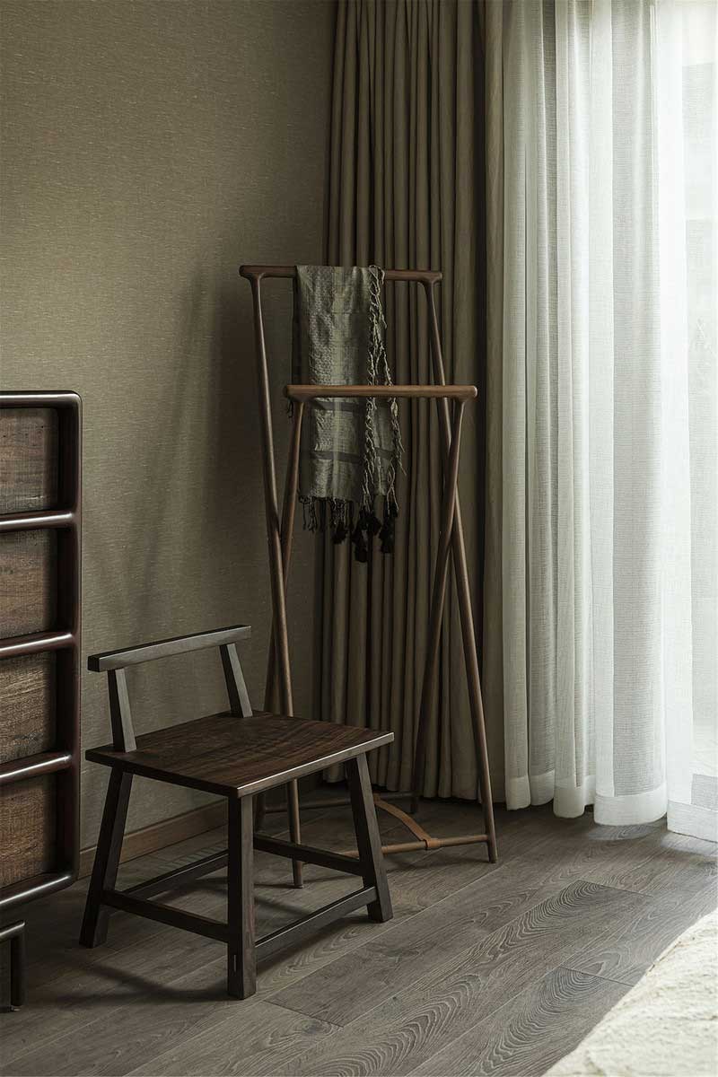 精美的木質(zhì)斗柜與座椅、掛衣架，柔雅與硬朗并存，簡(jiǎn)樸內(nèi)斂，閃著溫潤的色澤，將空間的“木語”敘說到極致。