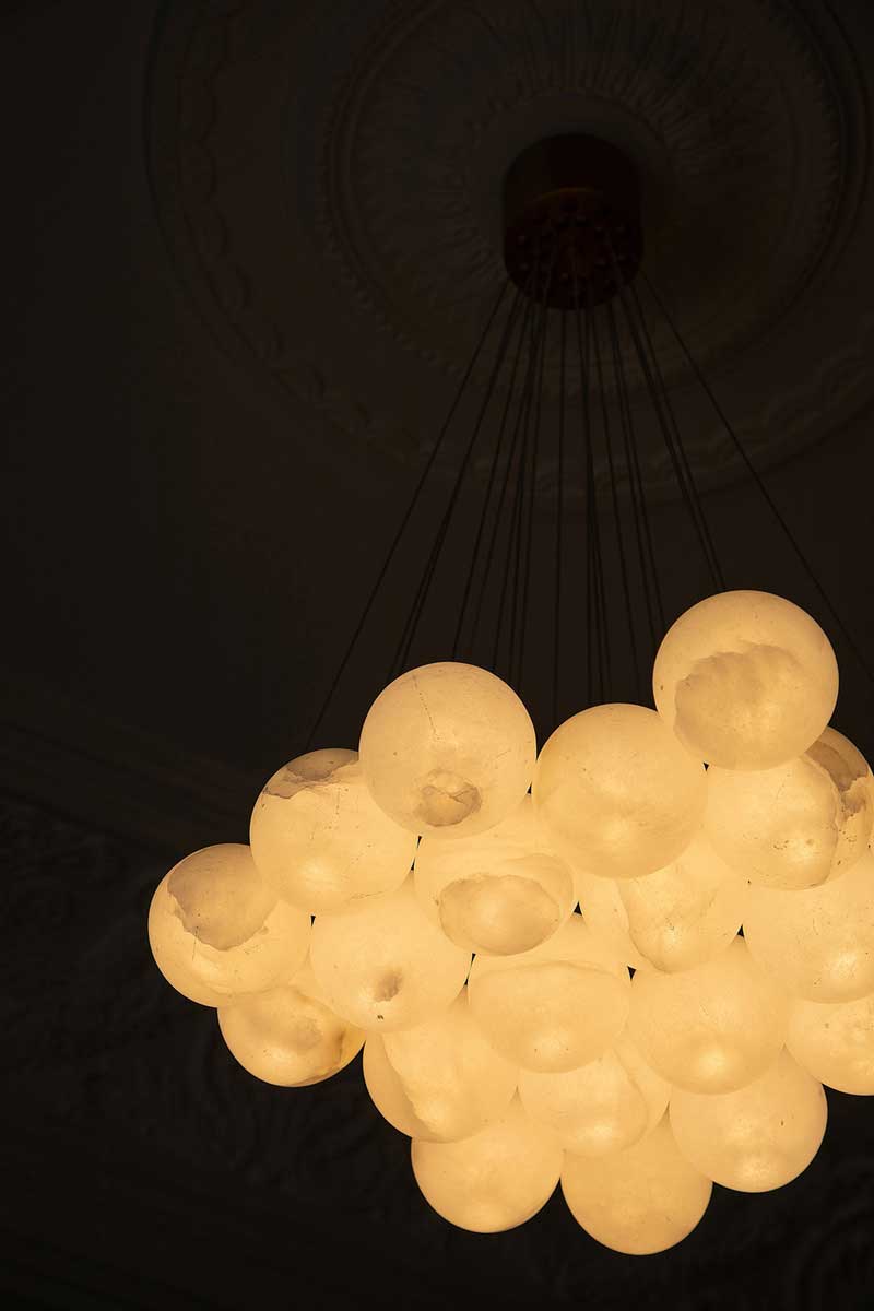 云石燈具表面帶有石頭紋理，光線透出后有種朦朧的美感，使室內(nèi)彌漫著溫馨的味道。