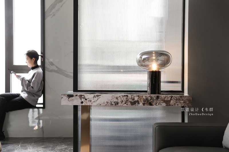 客廳看向餐廳視角。