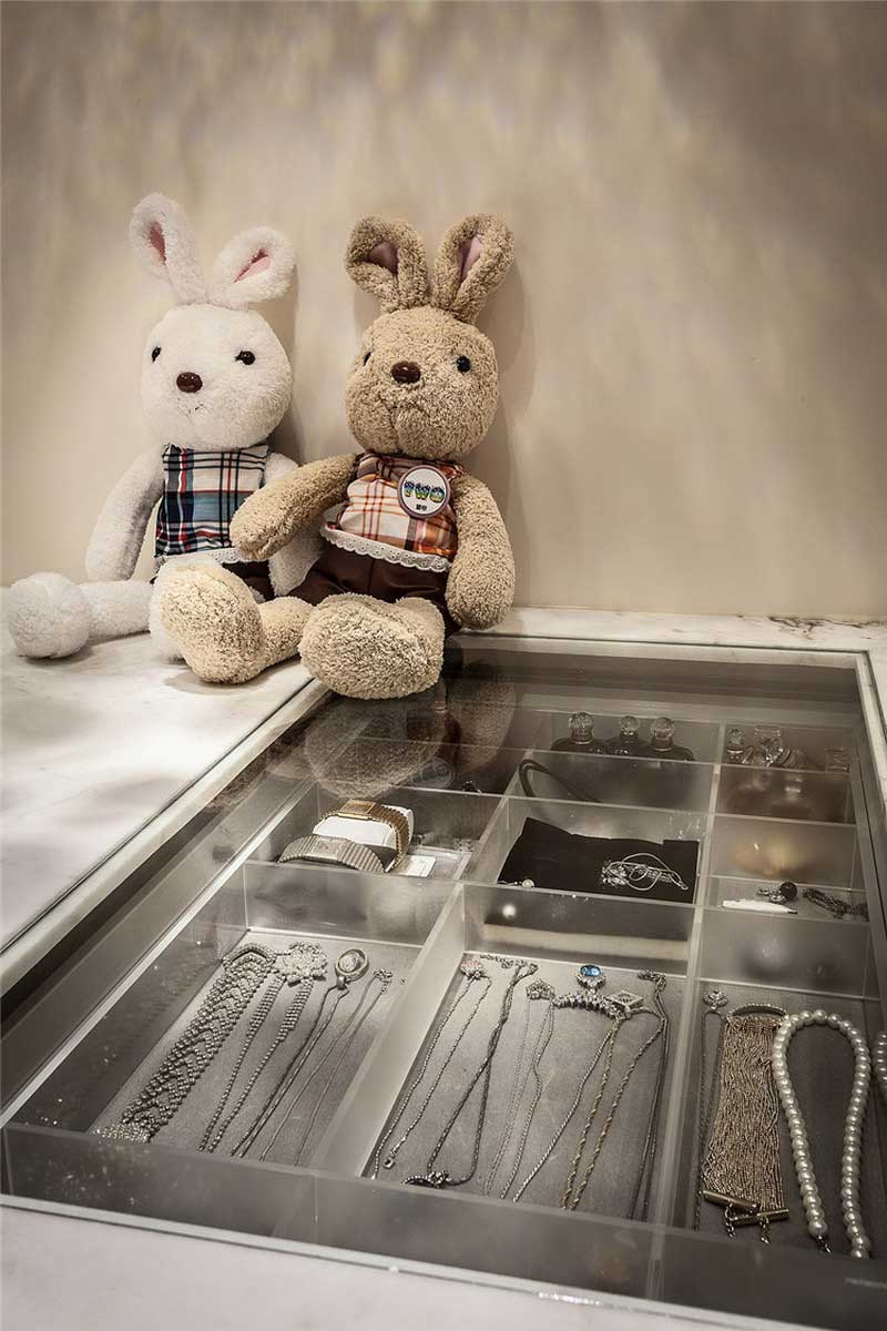 深圳龍華新區(qū)簡歐風(fēng)格家居裝修設(shè)計主臥衣帽間飾品柜