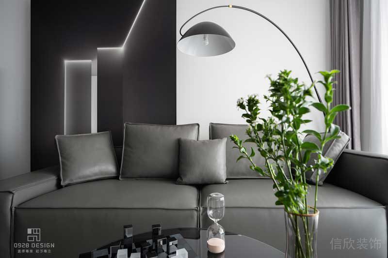 客廳一角，精美的臺(tái)燈，看電影的時(shí)候不想燈光太亮就打開(kāi)小臺(tái)燈吧。