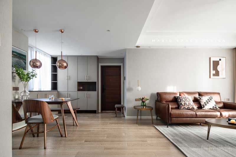 整個房屋都以現(xiàn)代簡約風(fēng)格基調(diào)，在現(xiàn)代舒適的空間下以低飽和度的色彩布置。設(shè)計的重點在于打造舒適宜人的內(nèi)部居家，優(yōu)化各功能區(qū)之間合理的交通流線。 玄關(guān)入口，是一排白色簡約收納柜，底部采用不落地設(shè)計，構(gòu)成了入戶的第一印象，簡潔開闊。