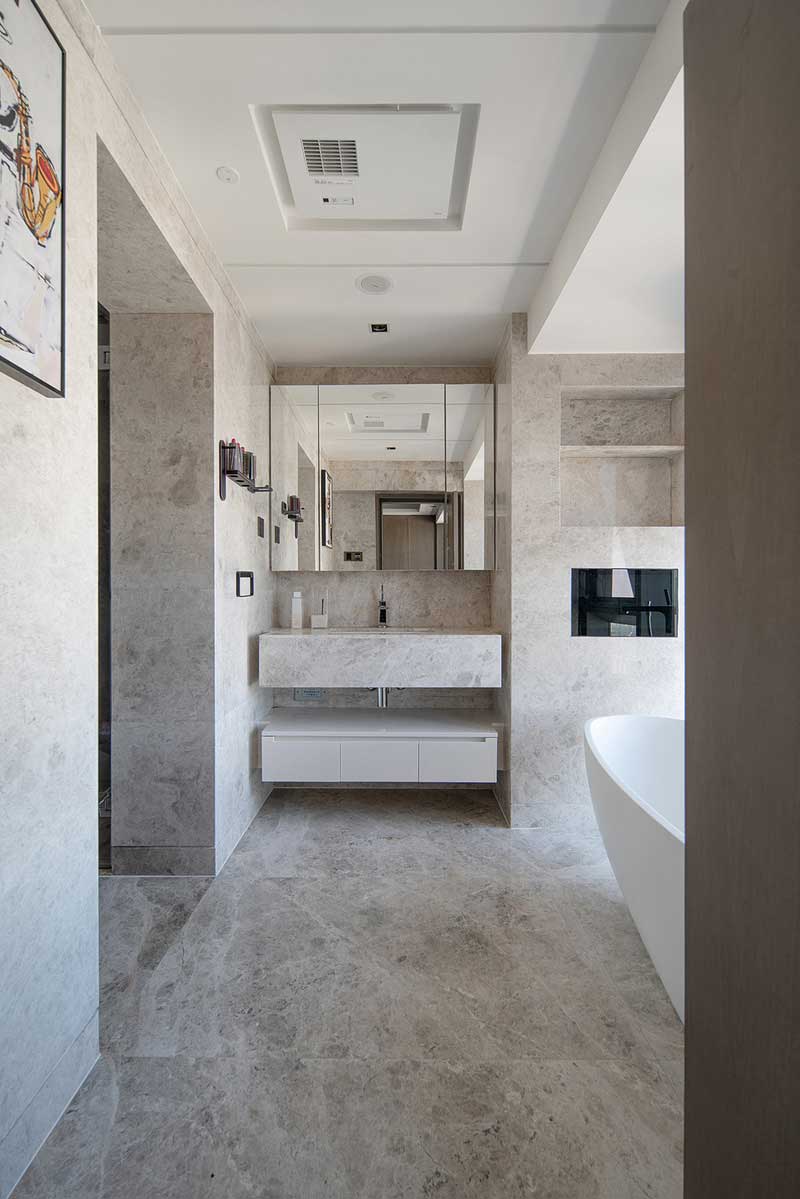 入門(mén)處懸掛了一幅同色系抽象掛畫(huà)，即便是在洗漱時(shí)，也能感受到美好。