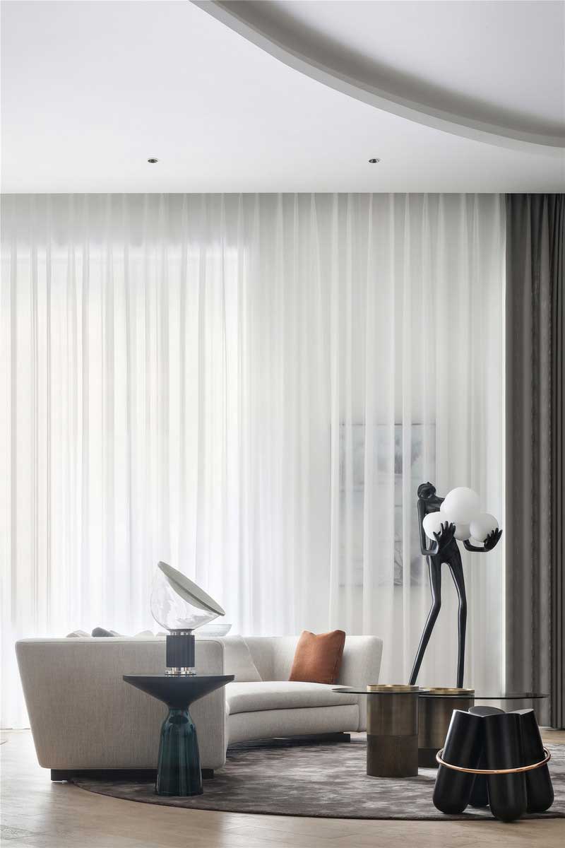 深圳龍華區(qū)現(xiàn)代中式風(fēng)格舊房裝修改造完工后實景圖客廳窗簾